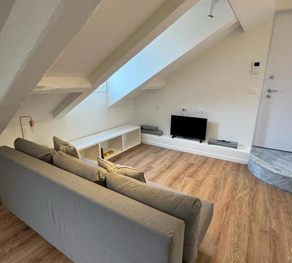 Be Your Home - Dalla Corte Del Glicine Milan 0*,  Italy